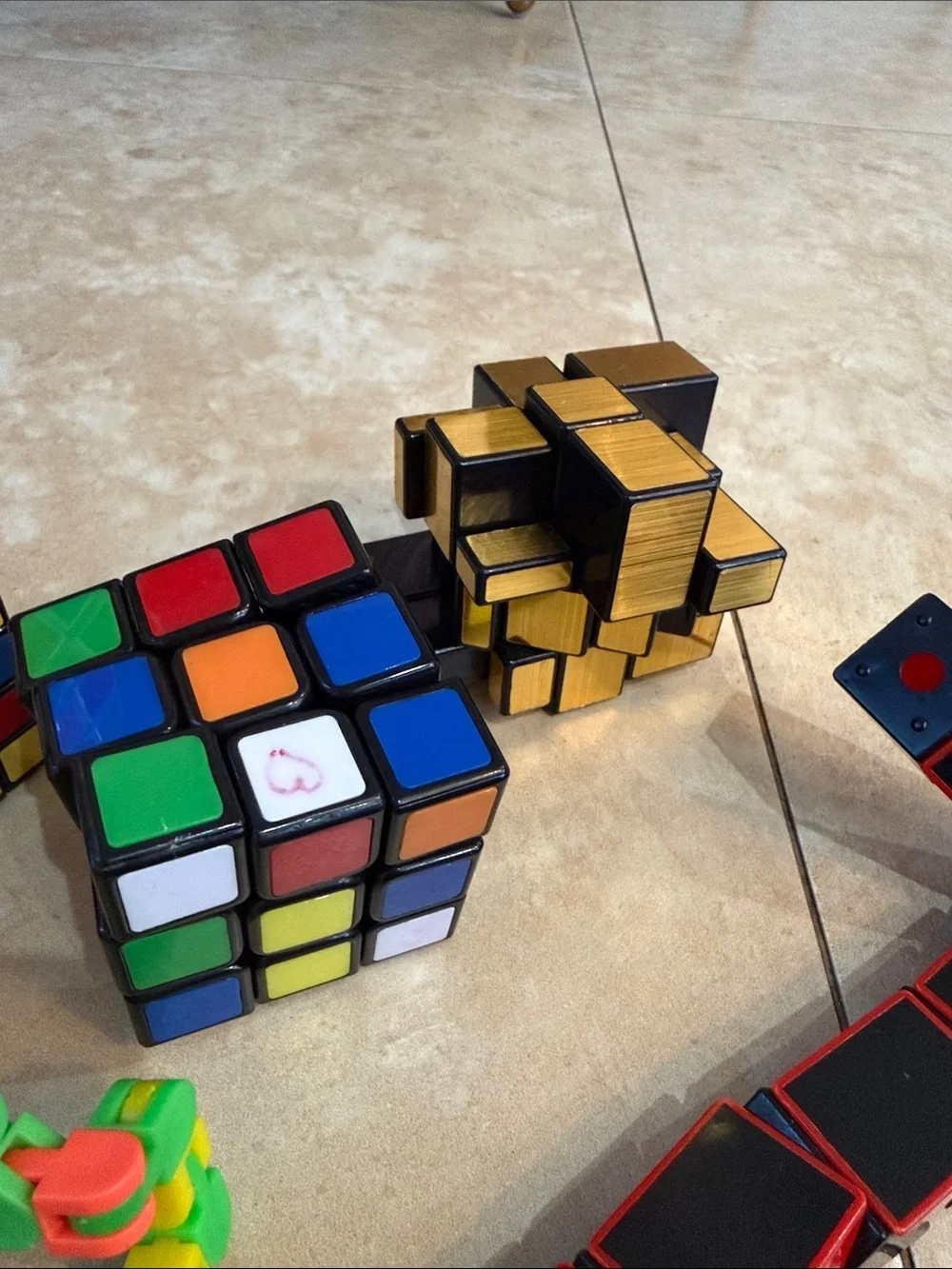 Multicolor fidget tanglers and Rubi cube
